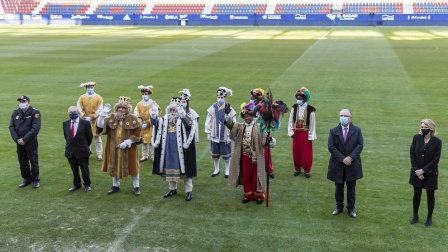 Los Reyes Magos de Oriente han llegado en helicóptero al estadio El Sadar de Pamplona,