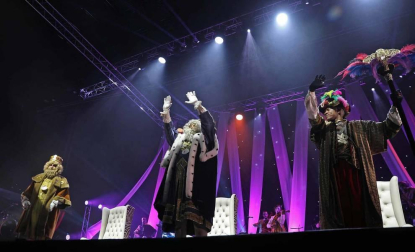 Los Reyes Magos de Oriente han llegado en helicóptero al estadio El Sadar de Pamplona,
