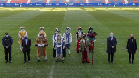 Los Reyes Magos de Oriente han llegado en helicóptero al estadio El Sadar de Pamplona,