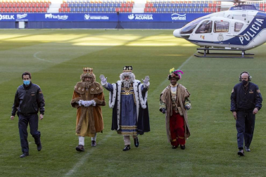 Los Reyes Magos de Oriente han llegado en helicóptero al estadio El Sadar de Pamplona,