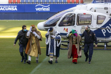 Los Reyes Magos de Oriente han llegado en helicóptero al estadio El Sadar de Pamplona,