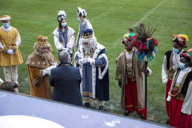 Los Reyes Magos de Oriente han llegado en helicóptero al estadio El Sadar de Pamplona,