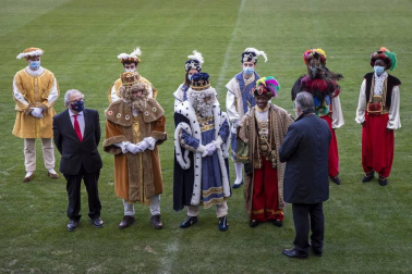 Los Reyes Magos de Oriente han llegado en helicóptero al estadio El Sadar de Pamplona,