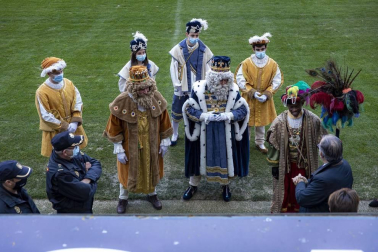 Los Reyes Magos de Oriente han llegado en helicóptero al estadio El Sadar de Pamplona,