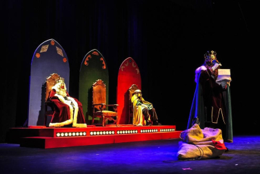 Los Magos de Oriente se dejaron ver también en Tafalla para llevar regalos e ilusión a todos los vecinos, mayores y pequeños.