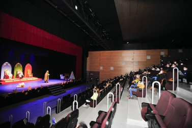 Los Magos de Oriente se dejaron ver también en Tafalla para llevar regalos e ilusión a todos los vecinos, mayores y pequeños.