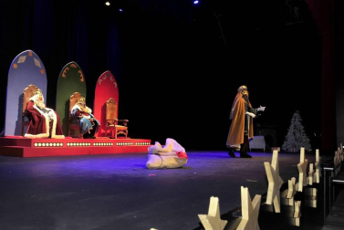 Los Magos de Oriente se dejaron ver también en Tafalla para llevar regalos e ilusión a todos los vecinos, mayores y pequeños.
