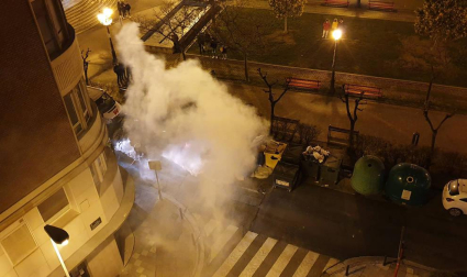 Bomberos de Navarra y agentes locales acudieron al fuego que afectó al motor de un coche en el Paseo Invierno de la capital ribera, sin que se lamentaran daños personales