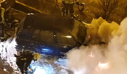 Bomberos de Navarra y agentes locales acudieron al fuego que afectó al motor de un coche en el Paseo Invierno de la capital ribera, sin que se lamentaran daños personales