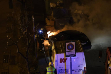 Bomberos de Navarra y agentes locales acudieron al fuego que afectó al motor de un coche en el Paseo Invierno de la capital ribera, sin que se lamentaran daños personales