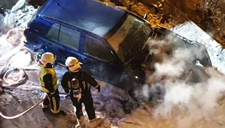Bomberos de Navarra y agentes locales acudieron al fuego que afectó al motor de un coche en el Paseo Invierno de la capital ribera, sin que se lamentaran daños personales