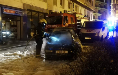 Bomberos de Navarra y agentes locales acudieron al fuego que afectó al motor de un coche en el Paseo Invierno de la capital ribera, sin que se lamentaran daños personales