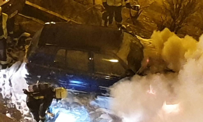 Bomberos de Navarra y agentes locales acudieron al fuego que afectó al motor de un coche en el Paseo Invierno de la capital ribera, sin que se lamentaran daños personales