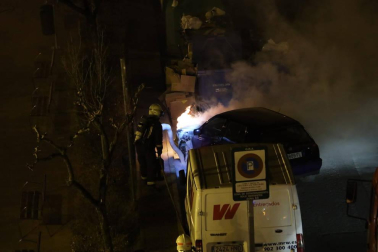 Bomberos de Navarra y agentes locales acudieron al fuego que afectó al motor de un coche en el Paseo Invierno de la capital ribera, sin que se lamentaran daños personales