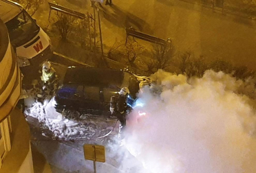 Bomberos de Navarra y agentes locales acudieron al fuego que afectó al motor de un coche en el Paseo Invierno de la capital ribera, sin que se lamentaran daños personales