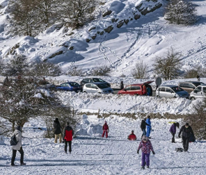 Padres y niños salieron a la nieve a disfrutar con los trineos en el alto de Lizarraga este jueves, 7 de enero.