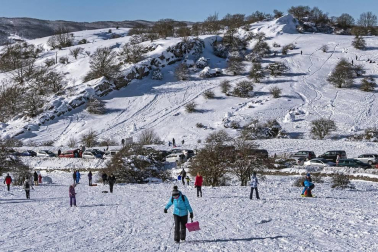 Padres y niños salieron a la nieve a disfrutar con los trineos en el alto de Lizarraga este jueves, 7 de enero.