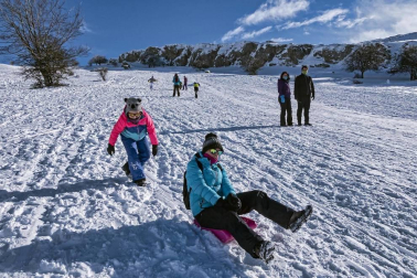 Padres y niños salieron a la nieve a disfrutar con los trineos en el alto de Lizarraga este jueves, 7 de enero.