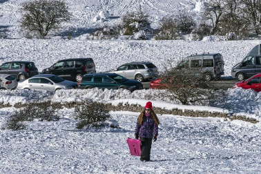 Padres y niños salieron a la nieve a disfrutar con los trineos en el alto de Lizarraga este jueves, 7 de enero.