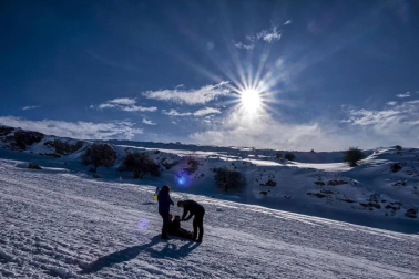 Padres y niños salieron a la nieve a disfrutar con los trineos en el alto de Lizarraga este jueves, 7 de enero.
