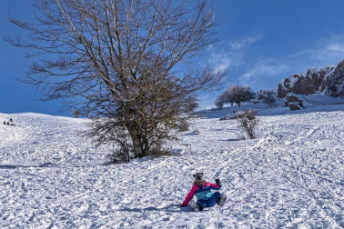 Padres y niños salieron a la nieve a disfrutar con los trineos en el alto de Lizarraga este jueves, 7 de enero.
