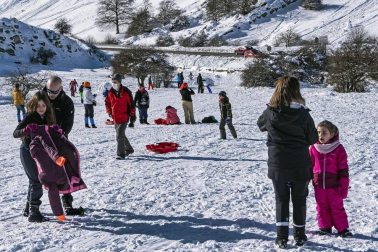 Padres y niños salieron a la nieve a disfrutar con los trineos en el alto de Lizarraga este jueves, 7 de enero.
