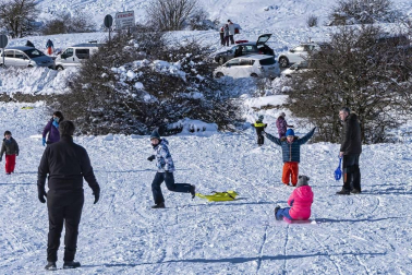 Padres y niños salieron a la nieve a disfrutar con los trineos en el alto de Lizarraga este jueves, 7 de enero.