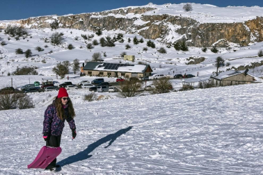 Padres y niños salieron a la nieve a disfrutar con los trineos en el alto de Lizarraga este jueves, 7 de enero.