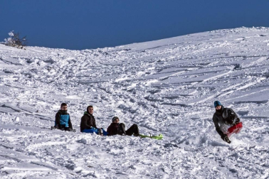 Padres y niños salieron a la nieve a disfrutar con los trineos en el alto de Lizarraga este jueves, 7 de enero.