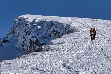 Padres y niños salieron a la nieve a disfrutar con los trineos en el alto de Lizarraga este jueves, 7 de enero.