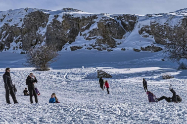 Padres y niños salieron a la nieve a disfrutar con los trineos en el alto de Lizarraga este jueves, 7 de enero.