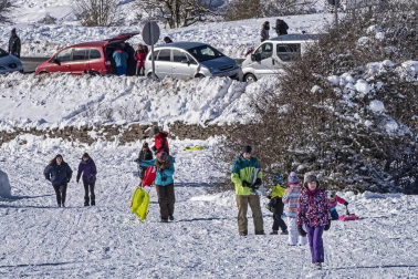 Padres y niños salieron a la nieve a disfrutar con los trineos en el alto de Lizarraga este jueves, 7 de enero.