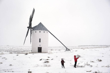 La borrasca Filomena que está afectando estos días a la Península, Canarias y Ceuta, ha activado este jueves las alertas en toda España, excepto en Melilla, y en la mitad del país hay aviso naranja por nevadas, lluvia intensa y temperaturas de hasta -12 grados.