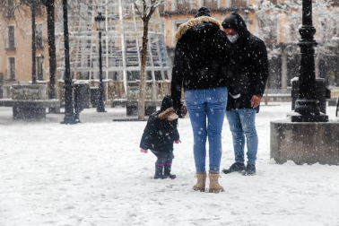 La borrasca Filomena que está afectando estos días a la Península, Canarias y Ceuta, ha activado este jueves las alertas en toda España, excepto en Melilla, y en la mitad del país hay aviso naranja por nevadas, lluvia intensa y temperaturas de hasta -12 grados.