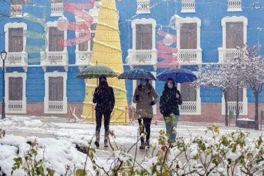 La borrasca Filomena que está afectando estos días a la Península, Canarias y Ceuta, ha activado este jueves las alertas en toda España, excepto en Melilla, y en la mitad del país hay aviso naranja por nevadas, lluvia intensa y temperaturas de hasta -12 grados.