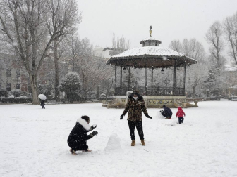 La borrasca Filomena que está afectando estos días a la Península, Canarias y Ceuta, ha activado este jueves las alertas en toda España, excepto en Melilla, y en la mitad del país hay aviso naranja por nevadas, lluvia intensa y temperaturas de hasta -12 grados.