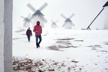 La borrasca Filomena que está afectando estos días a la Península, Canarias y Ceuta, ha activado este jueves las alertas en toda España, excepto en Melilla, y en la mitad del país hay aviso naranja por nevadas, lluvia intensa y temperaturas de hasta -12 grados.