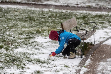 La borrasca Filomena que está afectando estos días a la Península, Canarias y Ceuta, ha activado este jueves las alertas en toda España, excepto en Melilla, y en la mitad del país hay aviso naranja por nevadas, lluvia intensa y temperaturas de hasta -12 grados.