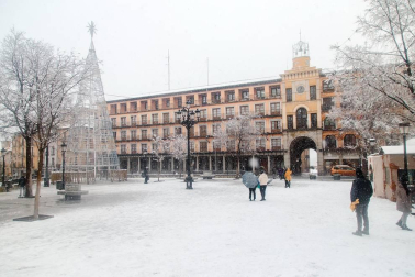 La borrasca Filomena que está afectando estos días a la Península, Canarias y Ceuta, ha activado este jueves las alertas en toda España, excepto en Melilla, y en la mitad del país hay aviso naranja por nevadas, lluvia intensa y temperaturas de hasta -12 grados.