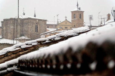 La borrasca Filomena que está afectando estos días a la Península, Canarias y Ceuta, ha activado este jueves las alertas en toda España, excepto en Melilla, y en la mitad del país hay aviso naranja por nevadas, lluvia intensa y temperaturas de hasta -12 grados.