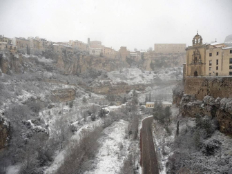 La borrasca Filomena que está afectando estos días a la Península, Canarias y Ceuta, ha activado este jueves las alertas en toda España, excepto en Melilla, y en la mitad del país hay aviso naranja por nevadas, lluvia intensa y temperaturas de hasta -12 grados.