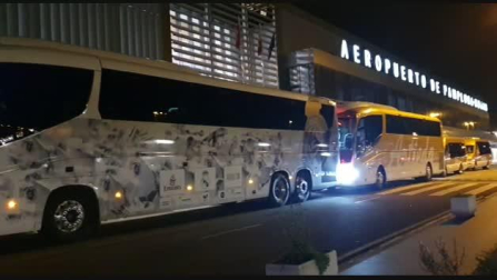 Vídeo del autobús del Real Madrid en el aeropuerto de Noáin