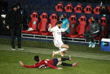 Imágenes de las horas previas y del partido Osasuna-Real Madrid, correspondiente a la jornada 18 y marcado por el paso de la borrasca Filomena.
