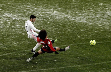 Imágenes de las horas previas y del partido Osasuna-Real Madrid, correspondiente a la jornada 18 y marcado por el paso de la borrasca Filomena.