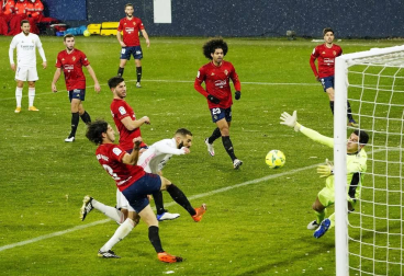 Imágenes de las horas previas y del partido Osasuna-Real Madrid, correspondiente a la jornada 18 y marcado por el paso de la borrasca Filomena.