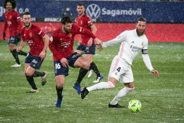 Imágenes de las horas previas y del partido Osasuna-Real Madrid, correspondiente a la jornada 18 y marcado por el paso de la borrasca Filomena.