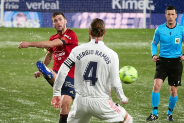 Imágenes de las horas previas y del partido Osasuna-Real Madrid, correspondiente a la jornada 18 y marcado por el paso de la borrasca Filomena.