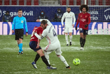 Imágenes de las horas previas y del partido Osasuna-Real Madrid, correspondiente a la jornada 18 y marcado por el paso de la borrasca Filomena.