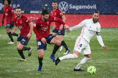 Imágenes de las horas previas y del partido Osasuna-Real Madrid, correspondiente a la jornada 18 y marcado por el paso de la borrasca Filomena.