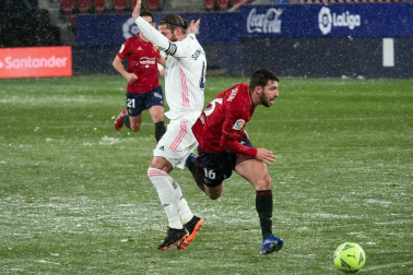 Imágenes de las horas previas y del partido Osasuna-Real Madrid, correspondiente a la jornada 18 y marcado por el paso de la borrasca Filomena.